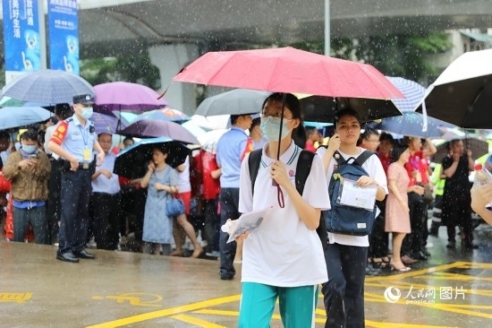 6月7日，海南華僑中學(xué)（高中部）考點(diǎn)，學(xué)子冒雨奔赴考場(chǎng)。人民網(wǎng)記者 孟凡盛攝