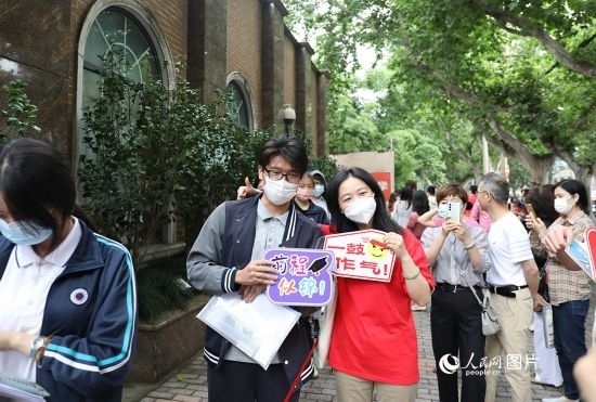 6月7日一大早，上海向明中學(xué)考場(chǎng)外，來(lái)自上海市盧灣高級(jí)中學(xué)的考生正在依次進(jìn)場(chǎng)。人民網(wǎng)記者 龔莎攝