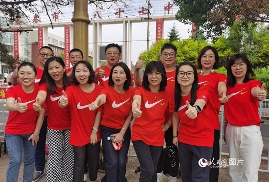 6月7日一早，陽(yáng)光明媚，天氣涼爽，在長(zhǎng)春市第八十七中學(xué)，考生們正陸續(xù)進(jìn)入考場(chǎng)。親友團(tuán)為參加高考的學(xué)子們加油鼓勁。人民網(wǎng)記者 王帝元攝