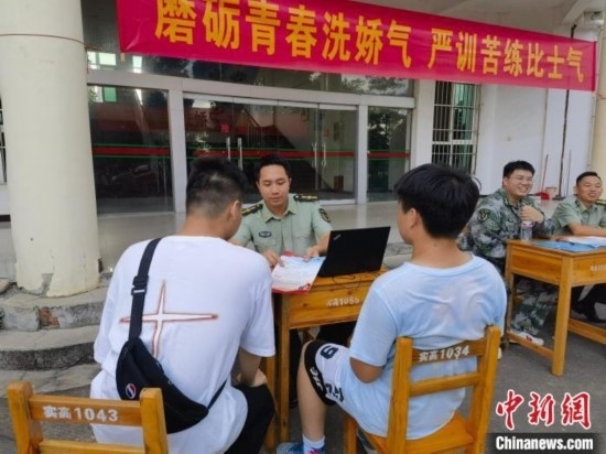 專(zhuān)武干部在講解相關(guān)政策。韋碩 攝