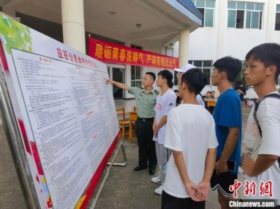 專(zhuān)武干部在講解應(yīng)征體檢標(biāo)準(zhǔn)。韋碩 攝