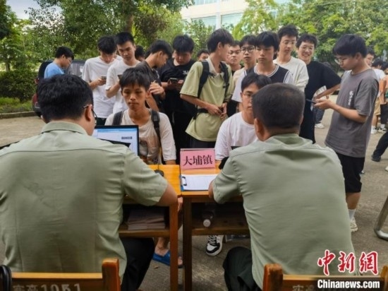 專(zhuān)武干部在發(fā)放兵役登記證。韋碩 攝