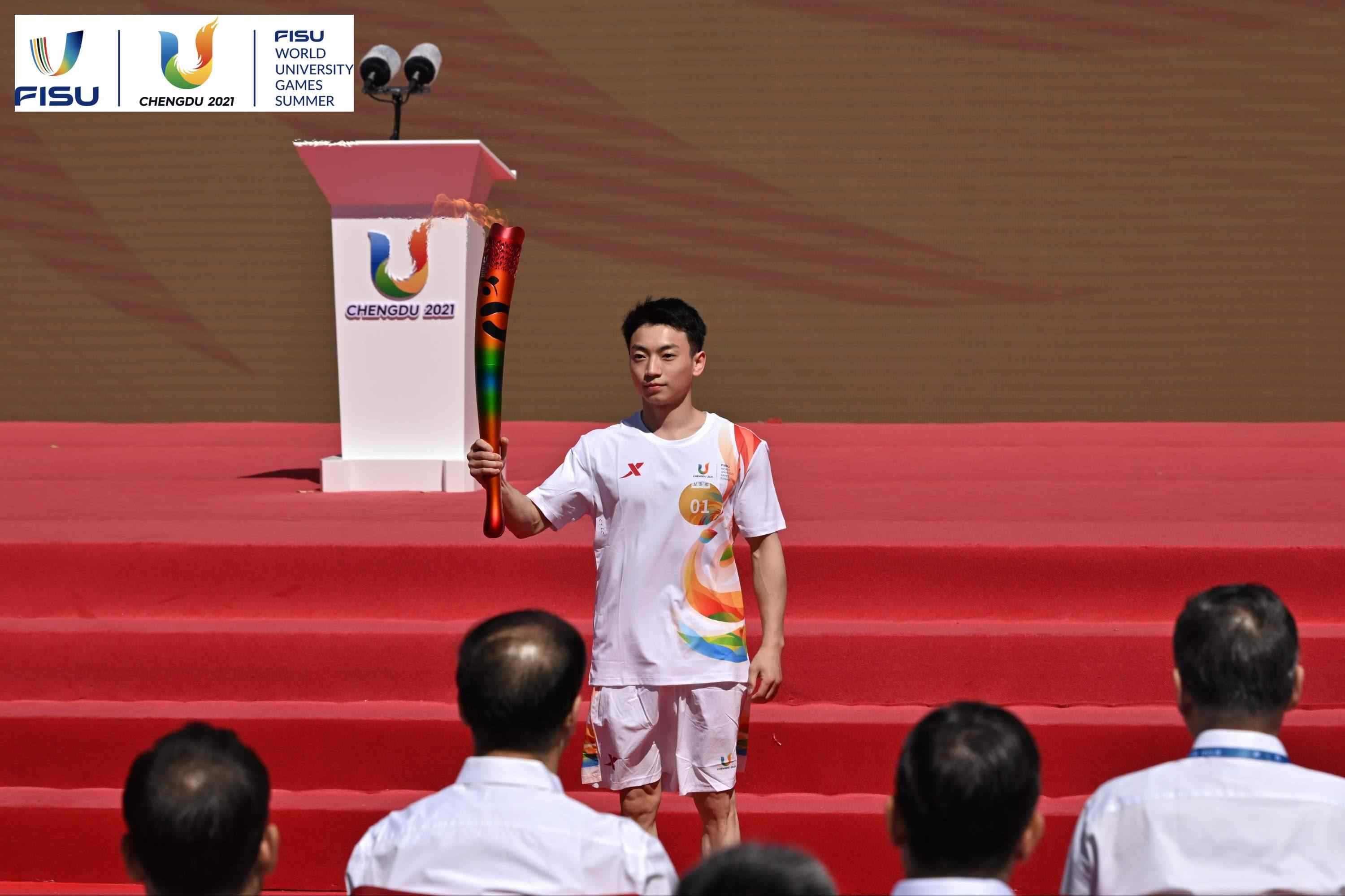 成都大運(yùn)會(huì)火炬手、奧運(yùn)冠軍鄒敬園高舉火炬。 圖片來源：成都大運(yùn)會(huì)執(zhí)委會(huì)供圖