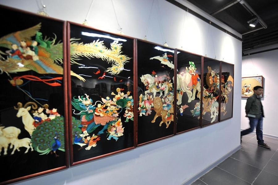 參觀者在唐都漆藝博物館參觀展出的漆器。新華社記者 詹彥 攝