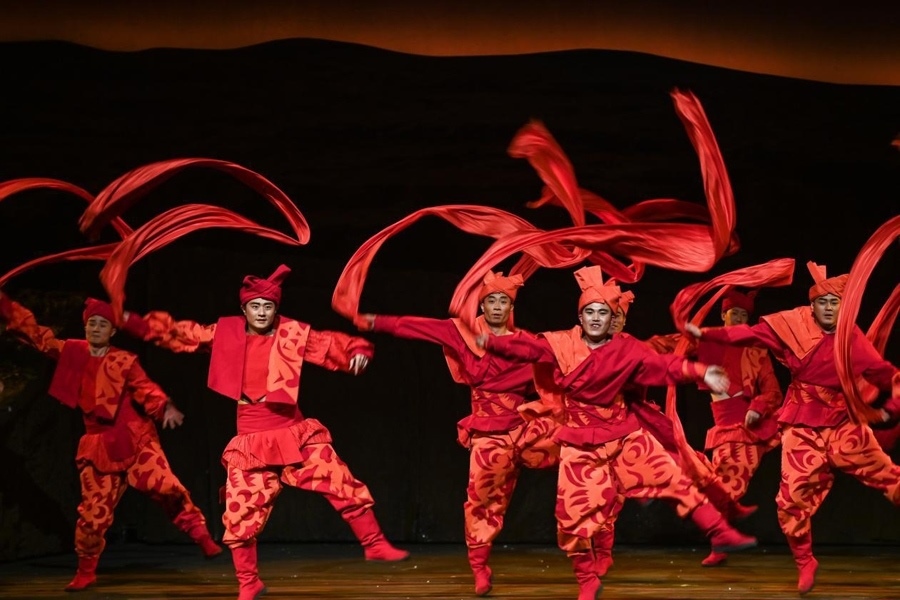 在首屆中國(guó)非物質(zhì)文化遺產(chǎn)保護(hù)年會(huì)展演活動(dòng)上拍攝的陜北秧歌劇《米脂婆姨綏德漢》演出現(xiàn)場(chǎng)。新華社記者 鄒競(jìng)一 攝