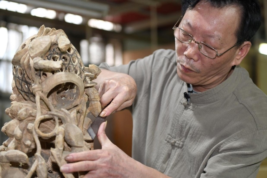 國(guó)家級(jí)非遺項(xiàng)目潮州木雕省級(jí)傳承人金子松在雕刻中。新華社記者 盧漢欣 攝