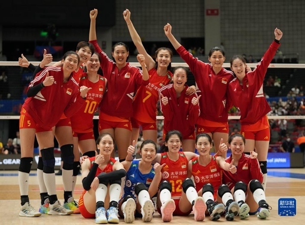 6月3日，中國隊球員在比賽后慶祝勝利。當(dāng)日，在日本名古屋舉行的2023世界女排聯(lián)賽分站賽中，中國隊以3比1戰(zhàn)勝荷蘭隊。新華社記者 張笑宇 攝