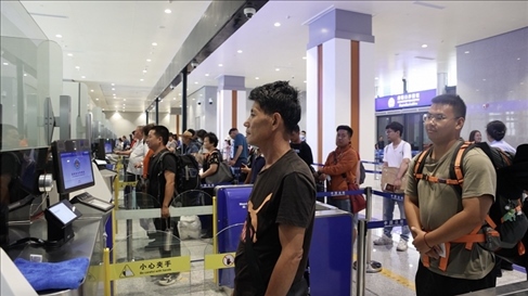 6月13日，乘坐中老鐵路國際旅客列車的旅客在磨憨邊檢大廳排隊候檢。李揚 攝