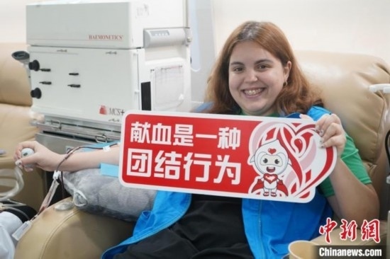 6月13日，在第20個世界獻血者日前夕，20名在贛留學生組團前往血站獻血。吳迪 攝