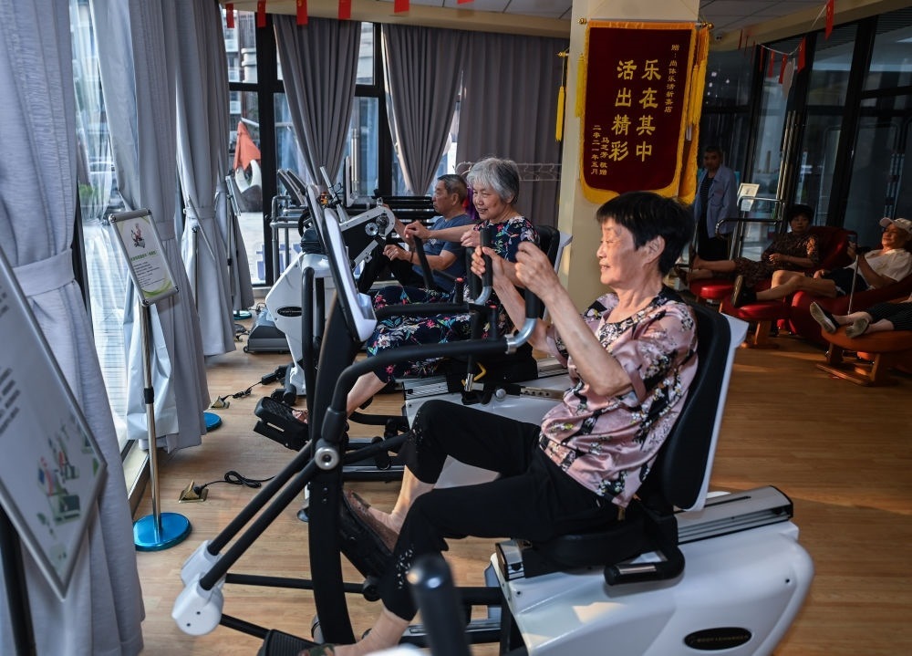 在浙江嘉興市南湖區(qū)新嘉街道電子社區(qū)鄰里中心的長(zhǎng)者運(yùn)動(dòng)健康之家內(nèi)，老人們?cè)谶M(jìn)行器械鍛煉（2023年6月14日攝）。新華社記者 徐昱 攝