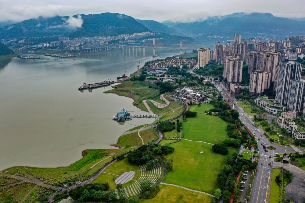 這是2023年6月7日拍攝的位于重慶市云陽縣的云陽城區(qū)環(huán)湖綠道（無人機(jī)照片）。當(dāng)?shù)貙⑸鷳B(tài)治理與生態(tài)修復(fù)結(jié)合起來，兼顧城市旅游和運(yùn)動(dòng)休閑等功能需要，打造環(huán)縣城兩江四岸33公里綠道。新華社記者 唐奕 攝