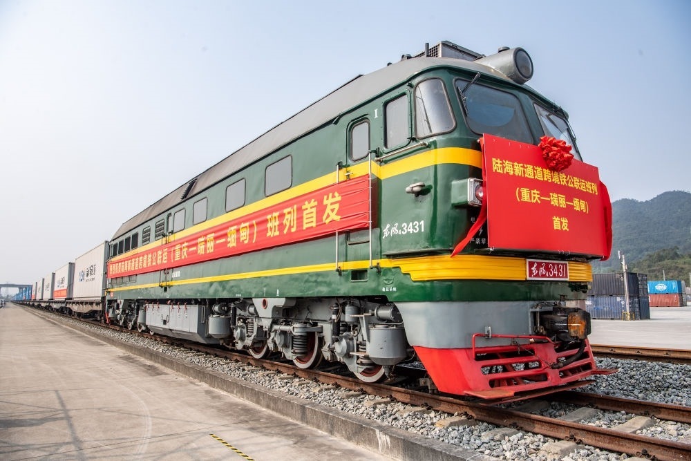 陸海新通道跨境鐵公聯(lián)運(yùn)班列（重慶—瑞麗—緬甸）首發(fā)班列在重慶江津小南埡鐵路物流中心等候發(fā)車（2023年4月3日攝）。新華社記者 唐奕 攝