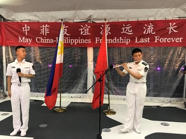 艦上官兵表演歌舞、民樂(lè)、武術(shù)等節(jié)目。中國(guó)駐菲律賓大使館供圖