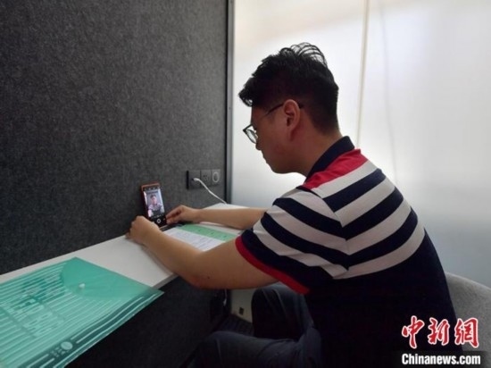 學(xué)生通過“云面試空間”進行求職面試。劉棟 攝