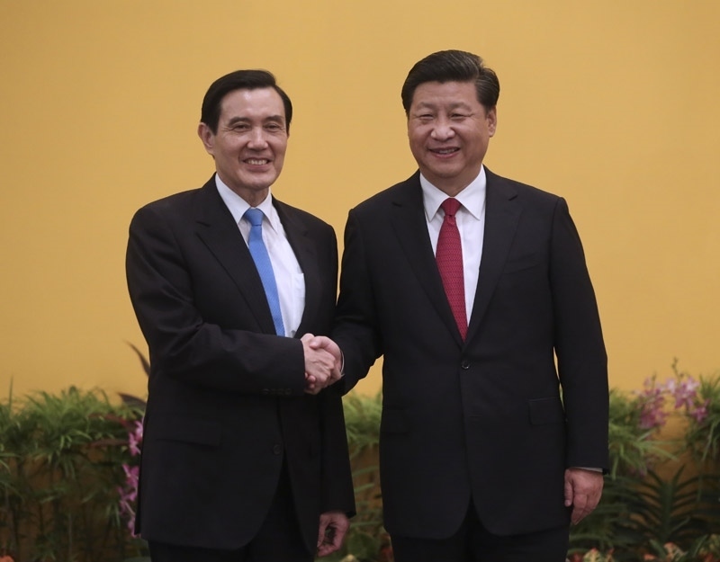 2015年11月7日，兩岸領(lǐng)導(dǎo)人會面在新加坡香格里拉大酒店舉行。這是習(xí)近平主席與時任臺灣地區(qū)領(lǐng)導(dǎo)人馬英九握手。