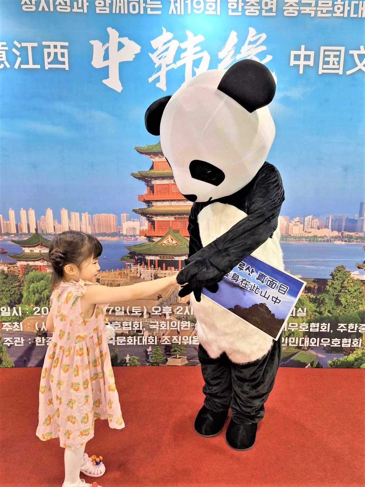 “詩意江西”——第十九屆“中韓緣”中國文化大賽決賽暨頒獎(jiǎng)典禮17日在韓國國會(huì)議員會(huì)館舉行。韓中文化友好協(xié)會(huì)供圖