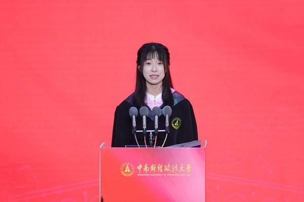 王若研在畢業(yè)典禮上發(fā)言。崔楨楨 攝