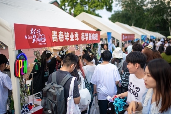市集現(xiàn)場(chǎng)。人民網(wǎng)記者 翁奇羽攝