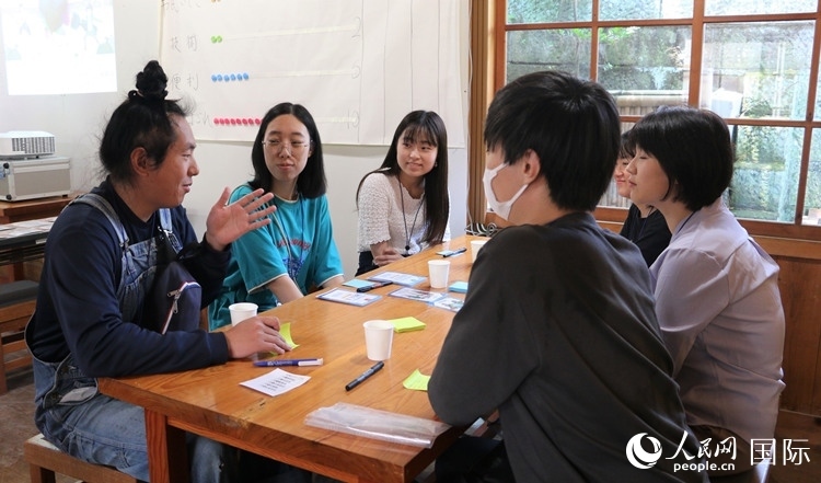 通過卡片游戲，模擬如何解決海洋垃圾問題。人民網(wǎng) 許可攝