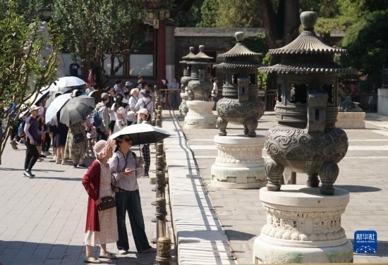 6月22日，游人在北京頤和園參觀游覽。新華社記者 任超 攝