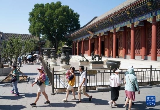 6月22日，游人在北京頤和園參觀游覽。新華社記者 任超 攝