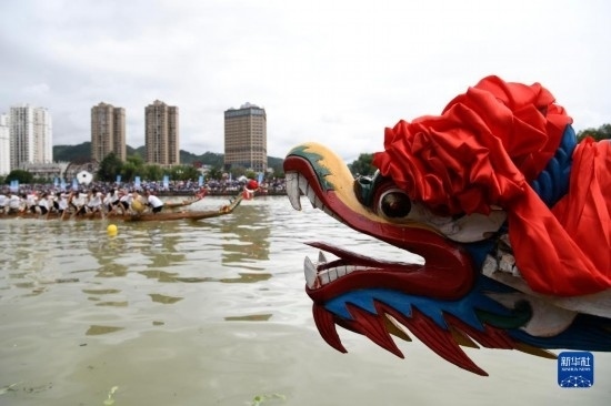 6月23日，在貴州省黔東南苗族侗族自治州施秉縣舉行的獨木龍舟節(jié)上，獨木龍舟進行比賽。