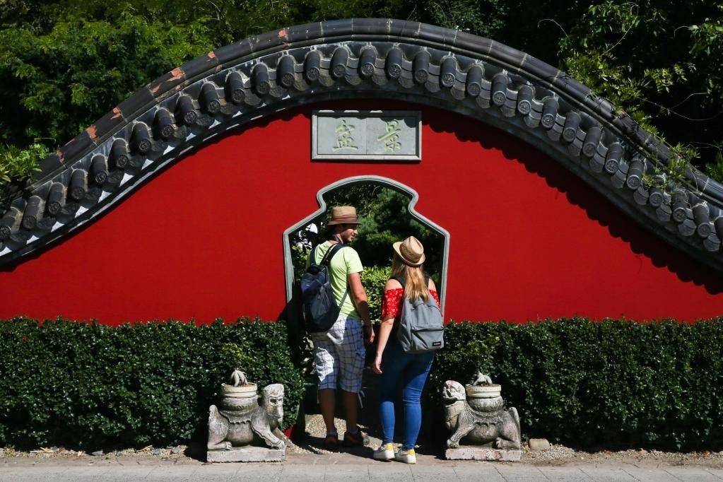 在比利時布呂熱萊特市，游客參觀天堂動物園的中國園。