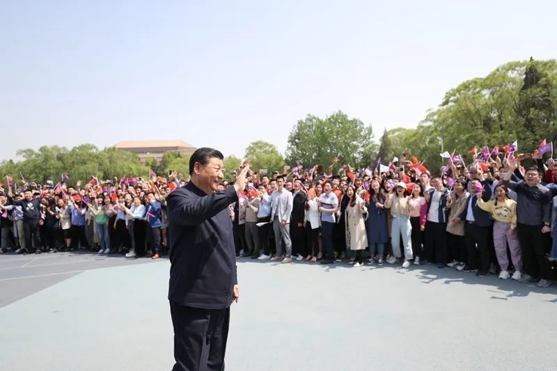 2021年4月19日，在清華大學(xué)建校110周年校慶日即將來(lái)臨之際，習(xí)近平來(lái)到清華大學(xué)考察。圖為習(xí)近平離開學(xué)校時(shí)，同師生們揮手致意。新華社記者 鞠鵬 攝