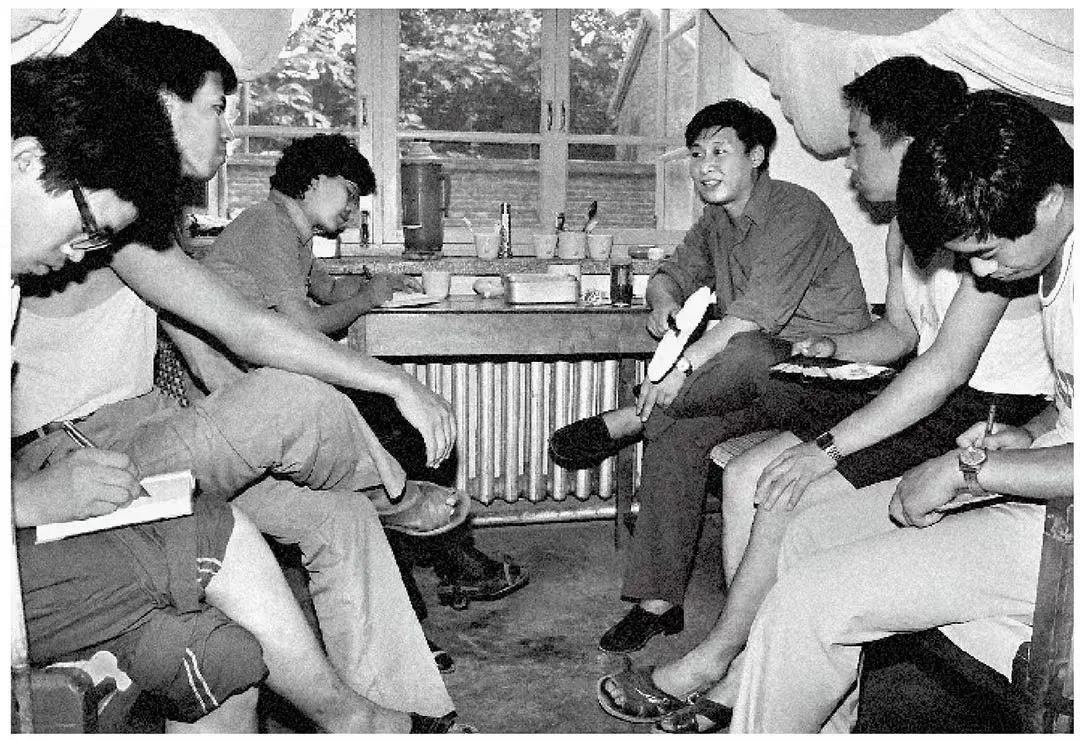 1984年7月29日，習(xí)近平與中國(guó)人民大學(xué)暑期社會(huì)實(shí)踐團(tuán)成員在正定縣政府招待所宿舍座談。（圖源：《習(xí)近平與大學(xué)生朋友們》）