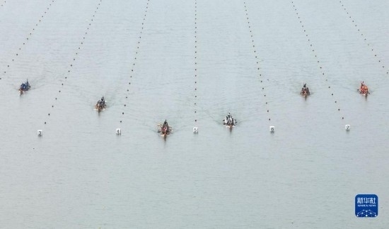 6月23日，在江蘇省泰州市水上運動訓練基地，人們參加龍舟比賽（無人機照片）。