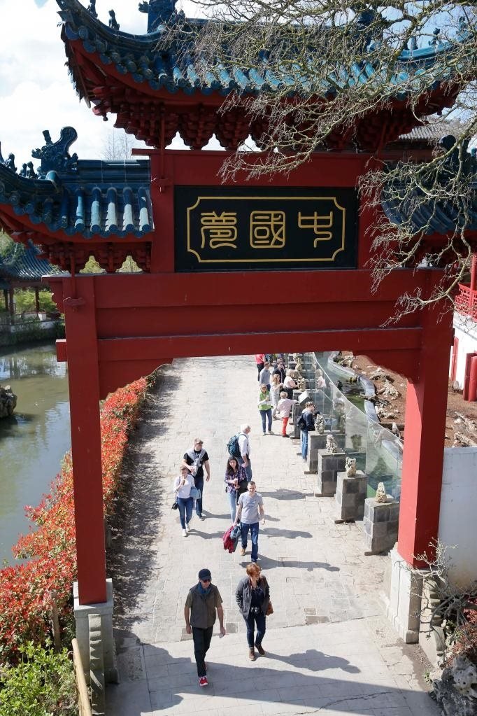 在比利時天堂動物園的中國園，游客從牌樓下走過。