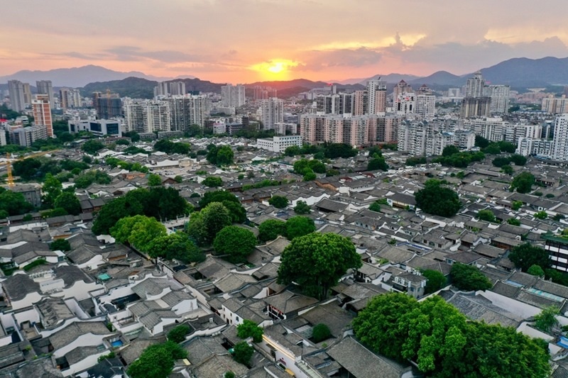 2021年7月10日，夕陽映照下的福州三坊七巷文化歷史街區(qū)。