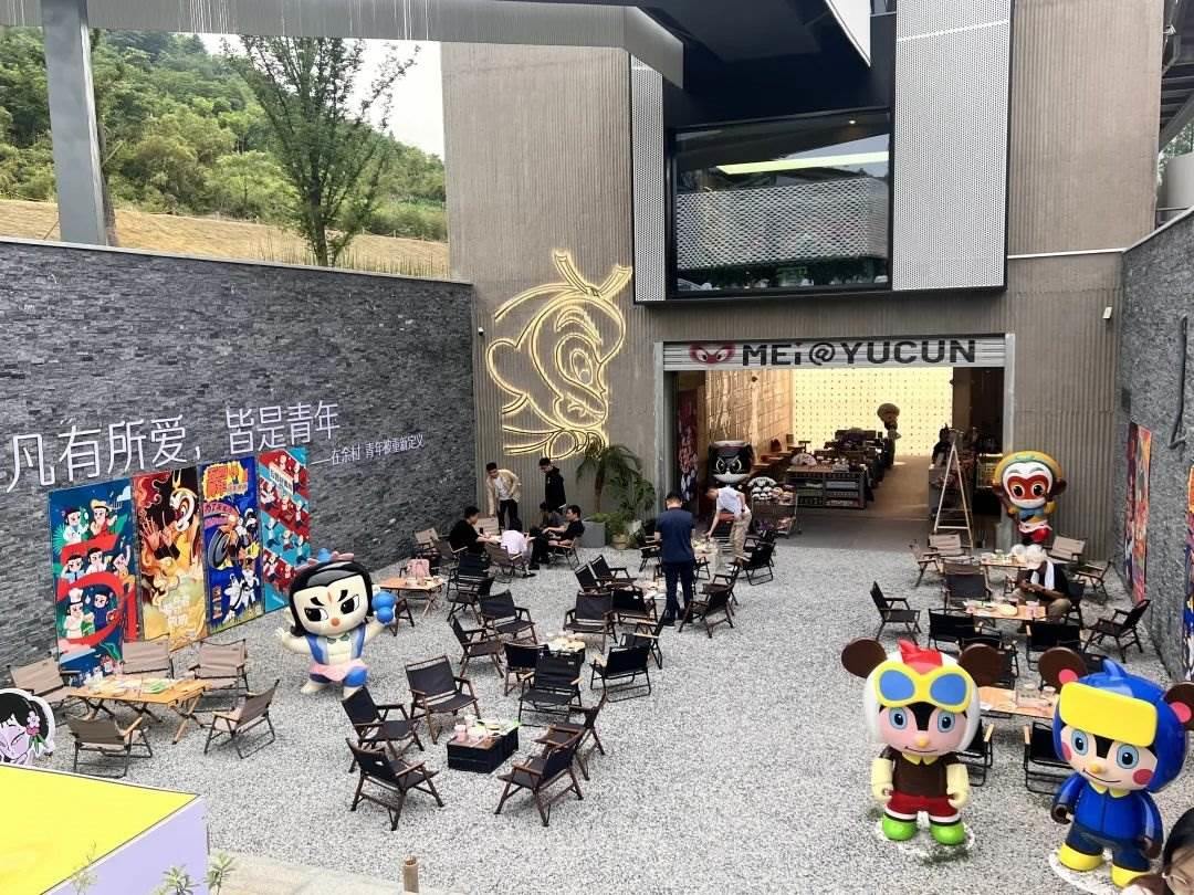 在浙江省湖州市安吉縣天荒坪鎮(zhèn)余村拍攝的國漫主題咖啡店。銳聆 攝