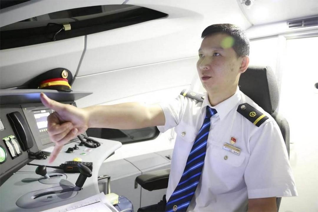 陳承儀駕駛動(dòng)車組列車執(zhí)行標(biāo)準(zhǔn)作業(yè)。陳巍攝