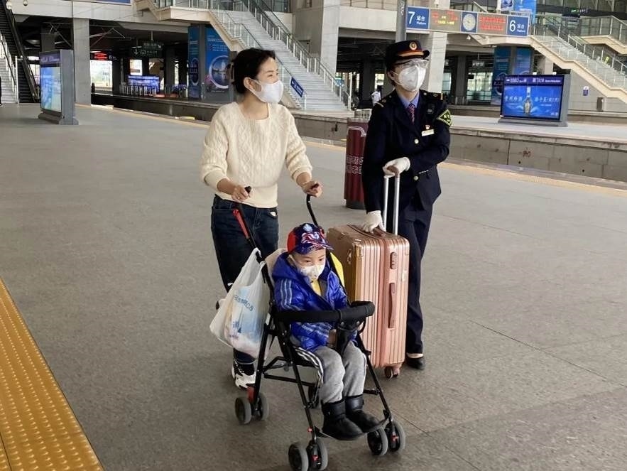 鄭海珠在站臺(tái)上引導(dǎo)旅客乘車。南昌鐵路供圖