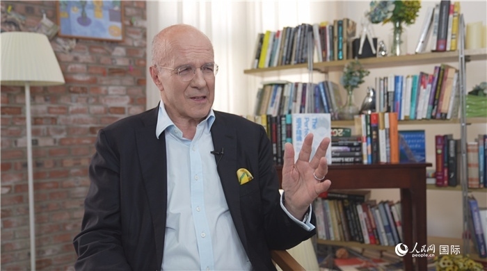 西蒙·溫切斯特接受人民網(wǎng)采訪。人民網(wǎng)記者 劉寧攝