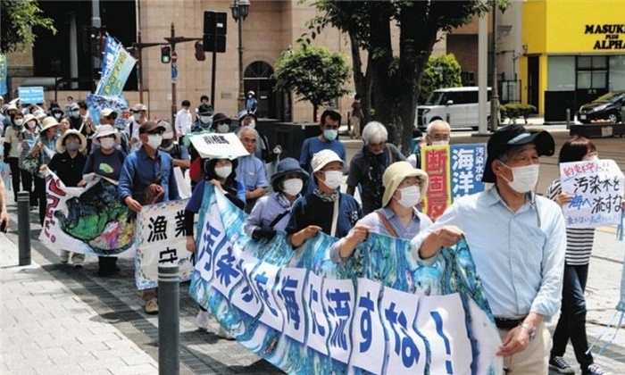 6月20日，日本民眾在福島縣政府周?chē)e行抗議活動(dòng)，強(qiáng)烈反對(duì)核污水排海計(jì)劃。（圖片來(lái)源：《東京新聞》）