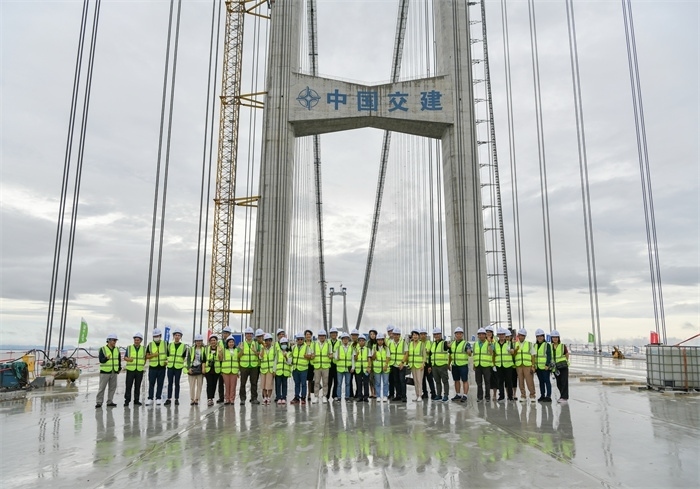 瀾湄六國媒體記者代表在建設(shè)中的深中通道伶仃洋大橋施工現(xiàn)場合影。（中交集團供圖）