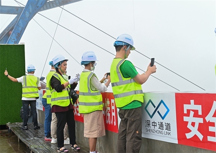瀾湄六國媒體記者代表在建設(shè)中的深中通道伶仃洋大橋270米高塔之上拍照。中交集團供圖