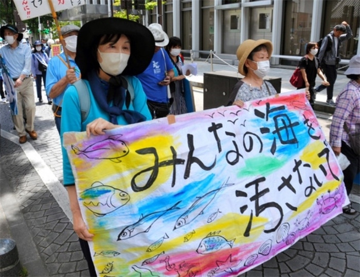2023年6月20日，日本民眾在福島縣政府周圍舉行抗議活動，強烈反對核污水排海計劃，呼吁保護漁業(yè)資源。圖片來源：《朝日新聞》