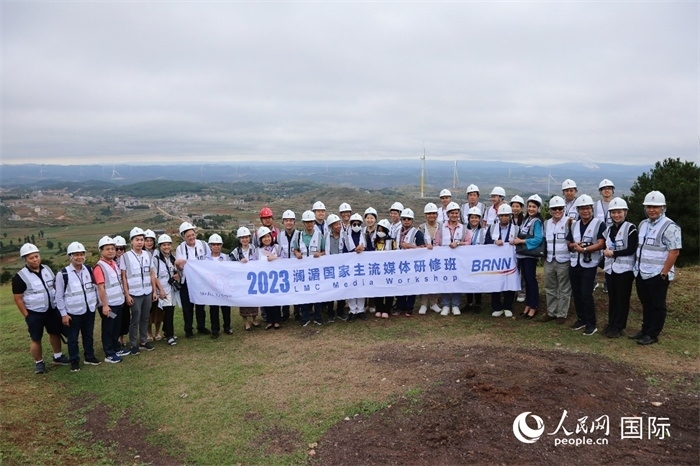 瀾湄記者團(tuán)在富源西風(fēng)電基地合影留念。人民網(wǎng) 李發(fā)興攝
