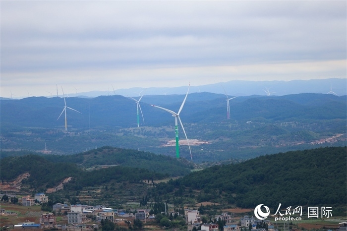 圖為位于云南省曲靖市富源縣的富源西風(fēng)電基地。（人民網(wǎng) 李發(fā)興攝）