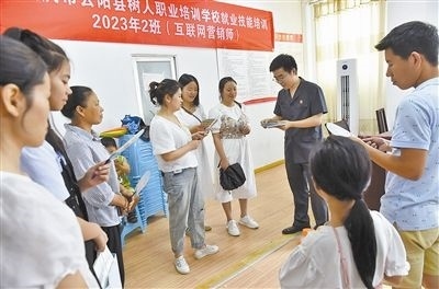  圖③：法院干警現(xiàn)場(chǎng)指導(dǎo)鄉(xiāng)村“代理家長(zhǎng)”如何正確管護(hù)留守兒童。