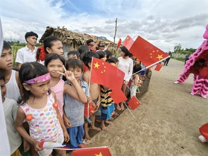 當(dāng)?shù)孛癖姛崃覛g迎中國駐菲律賓大使館一行工作訪問。中國駐菲律賓大使館供圖
