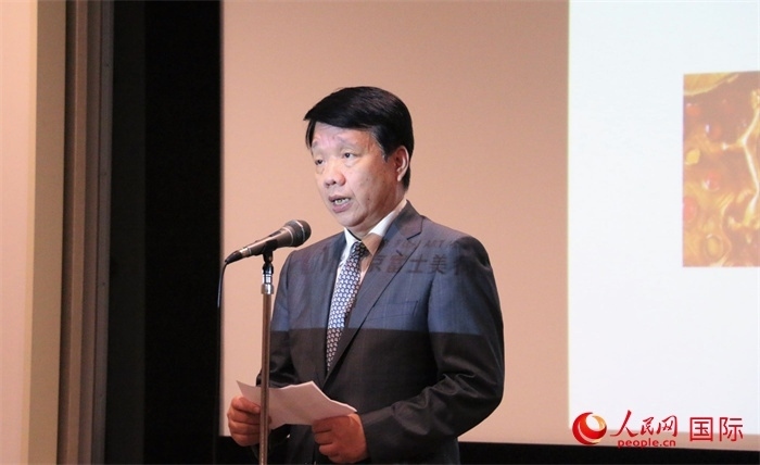 中國(guó)駐日本大使館文化處公使銜參贊致辭。（人民網(wǎng) 許可攝）