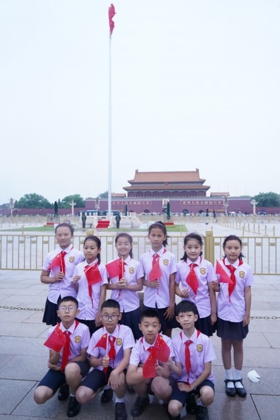 文縣東壩童聲合唱團(tuán)的孩子們在天安門廣場合影。