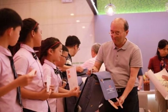 中國記協(xié)黨組書記、副主席劉思揚(yáng)為孩子們贈(zèng)送禮物。