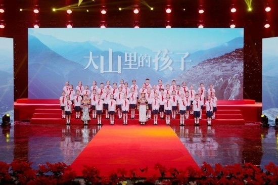 文縣東壩童聲合唱團(tuán)的孩子們在甘肅廣播電視總臺(tái)青少頻道錄節(jié)目。