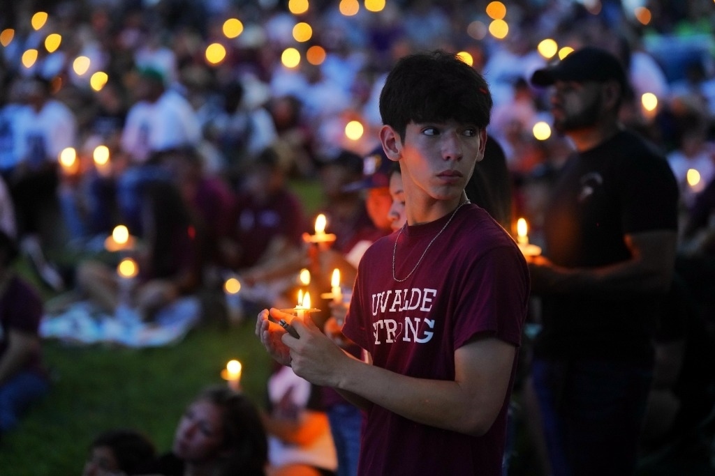 5月24日，在美國得克薩斯州小城尤瓦爾迪，人們參加守夜儀式悼念校園槍擊遇害者。當日是美國尤瓦爾迪大規(guī)模校園槍擊事件一周年。新華社記者吳曉凌攝