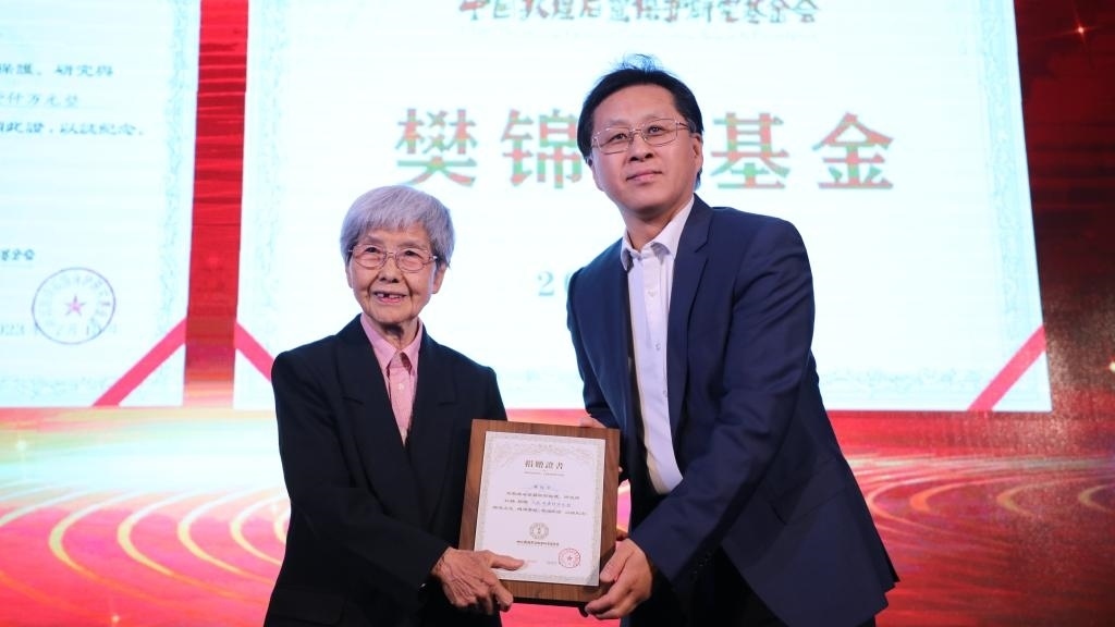 國(guó)家文物局黨組成員、副局長(zhǎng)解冰（右）為樊錦詩(shī)（左）頒發(fā)捐贈(zèng)證書。新華社記者張睿 攝